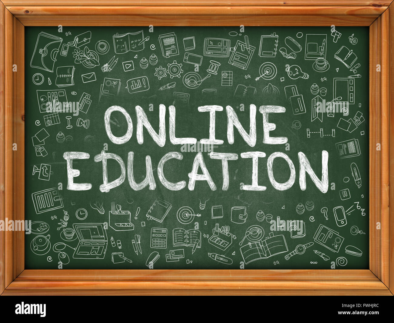 Educazione on line - disegnata a mano sulla lavagna verde. Foto Stock