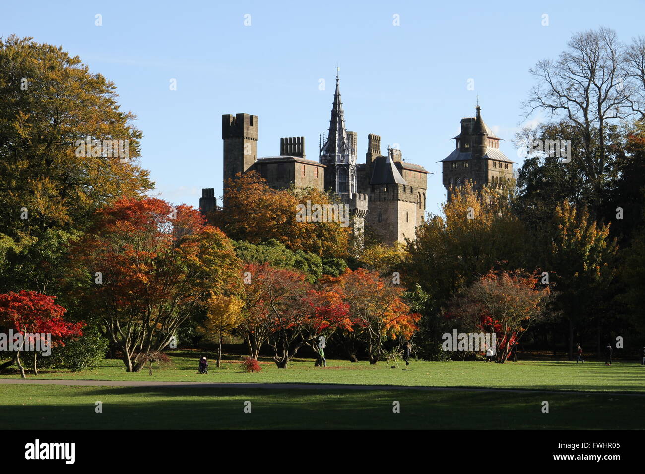 Il Castello di Cardiff da Bute Park (colori autunnali) Foto Stock