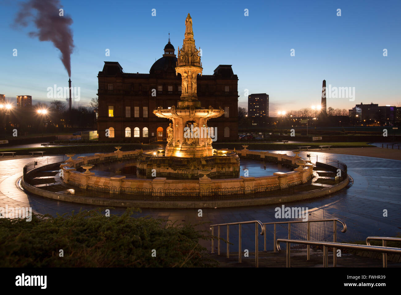 Città di Glasgow, Scozia. Pittoresca vista notturna del Arthur Pearce progettato Doulton Fontana a Glasgow Green. Foto Stock