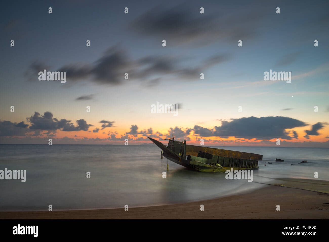 Relitto della nave nella spiaggia di Terengganu, Malaysia Foto Stock