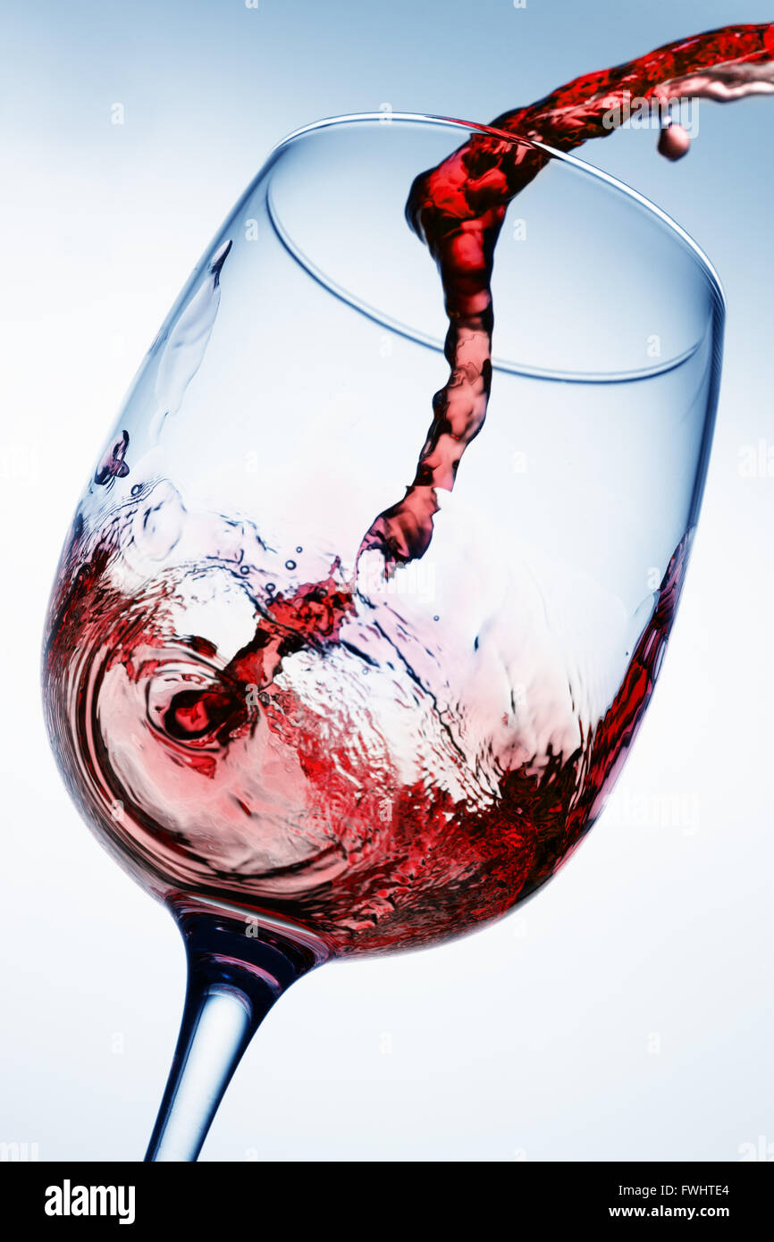 Vino rosso versando in vetro. Foto Stock