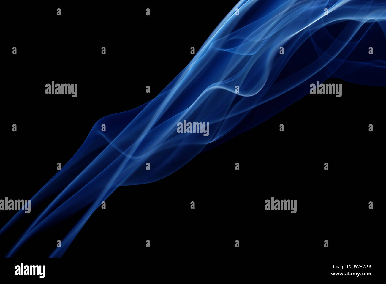 Fumo blu su sfondo nero. Foto Stock