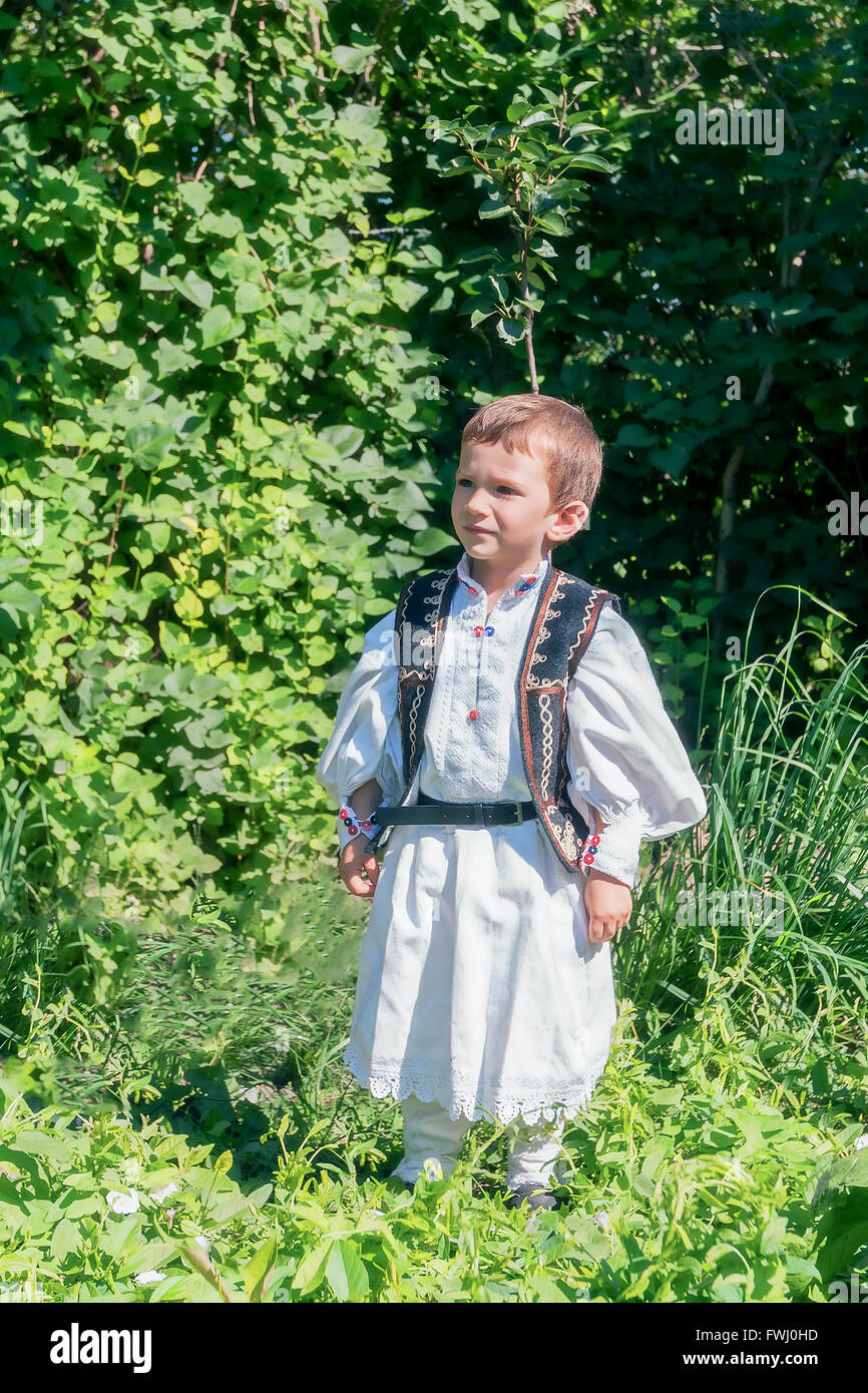Contadino rumeno bambino orgoglioso della sua tradizionale costume rumeno Foto Stock