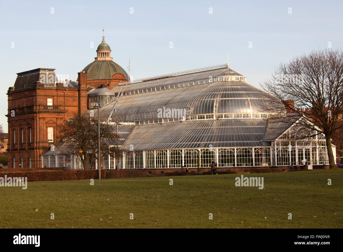Città di Glasgow, Scozia. Il sud ovest di facciata del tardo XIX secolo Palazzo del Popolo e il giardino d'inverno. Foto Stock