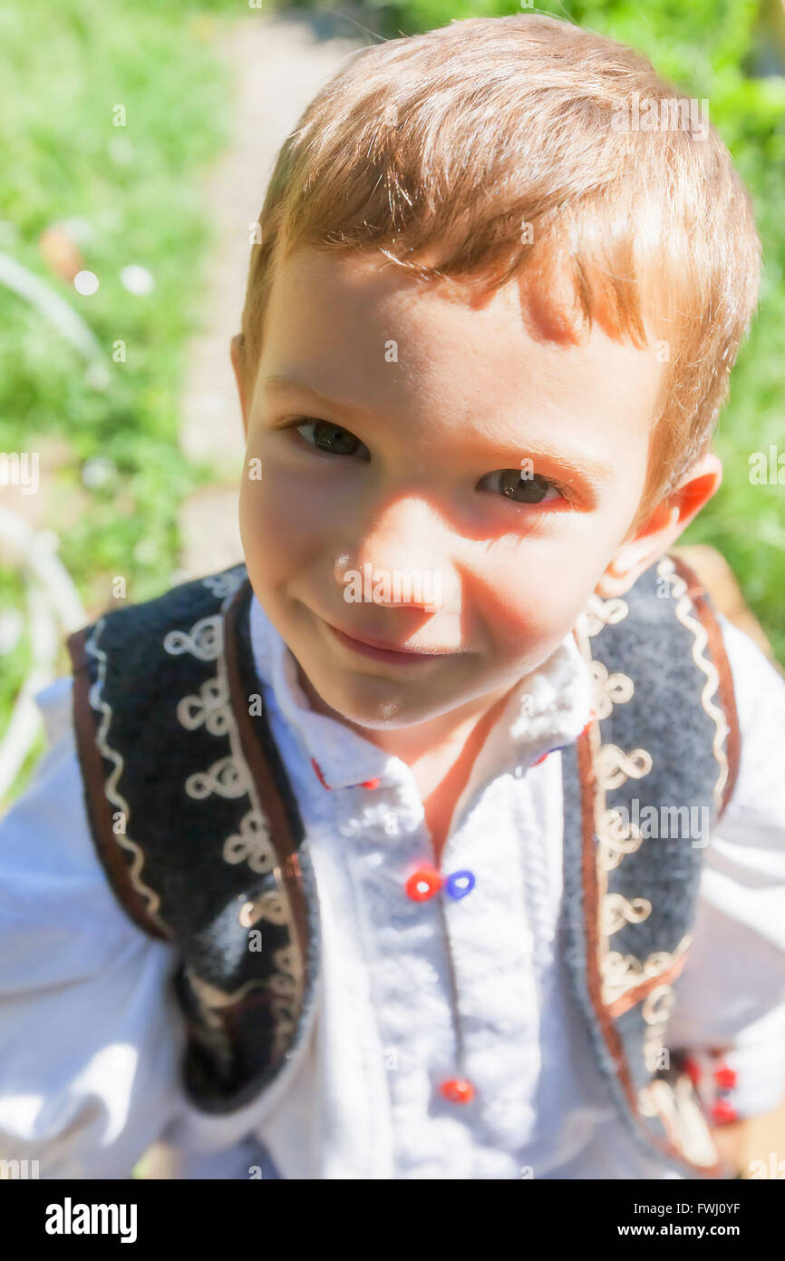 Ritratto di contadino rumeno bambino sensazione divertito, Romania, Transilvania Foto Stock