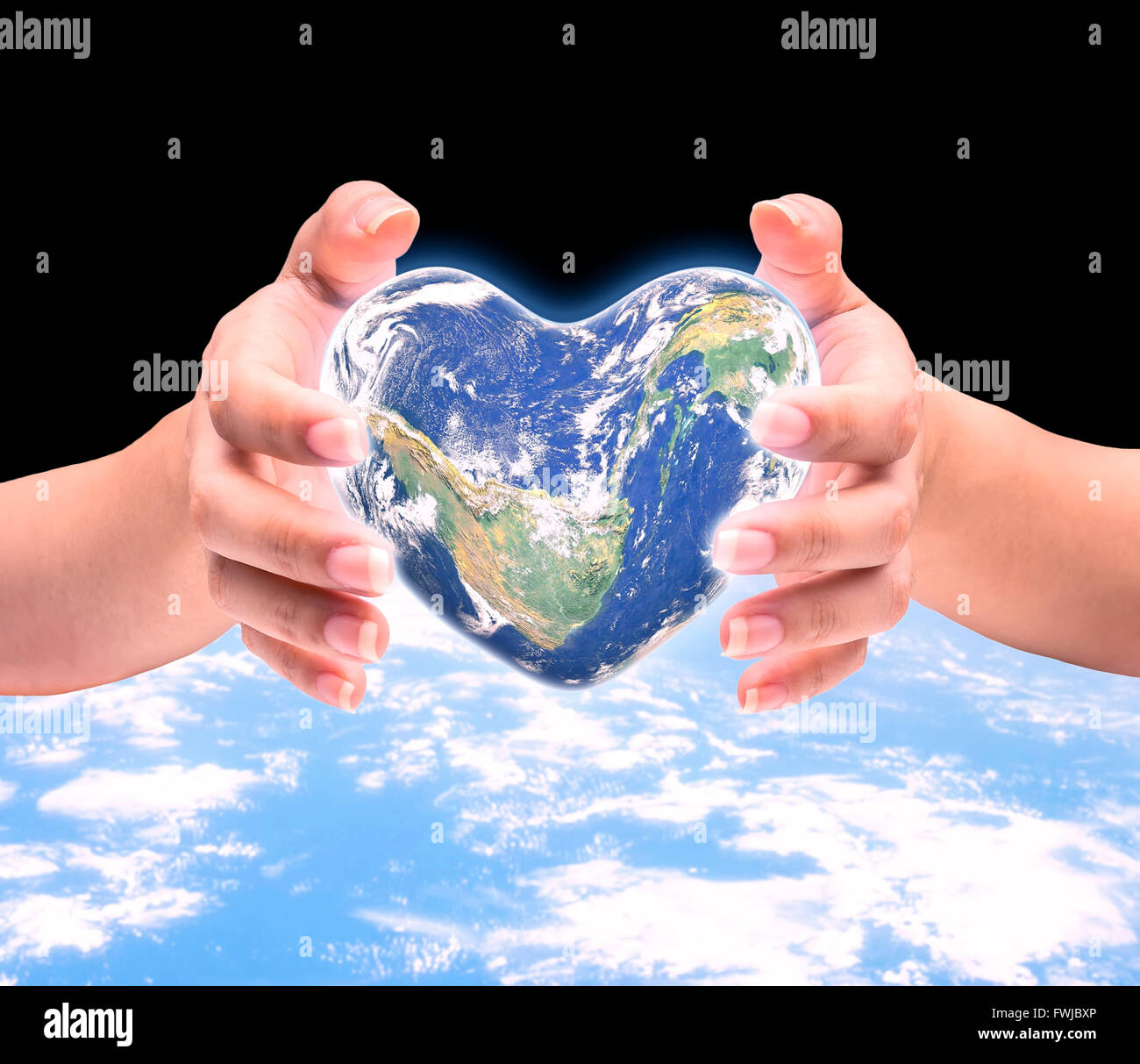 Mondo in forma di cuore con sopra le donne le mani umane su sfocato sfondo naturale: Mondo Salute del cuore giorno,Elemento di questa immagine fur Foto Stock