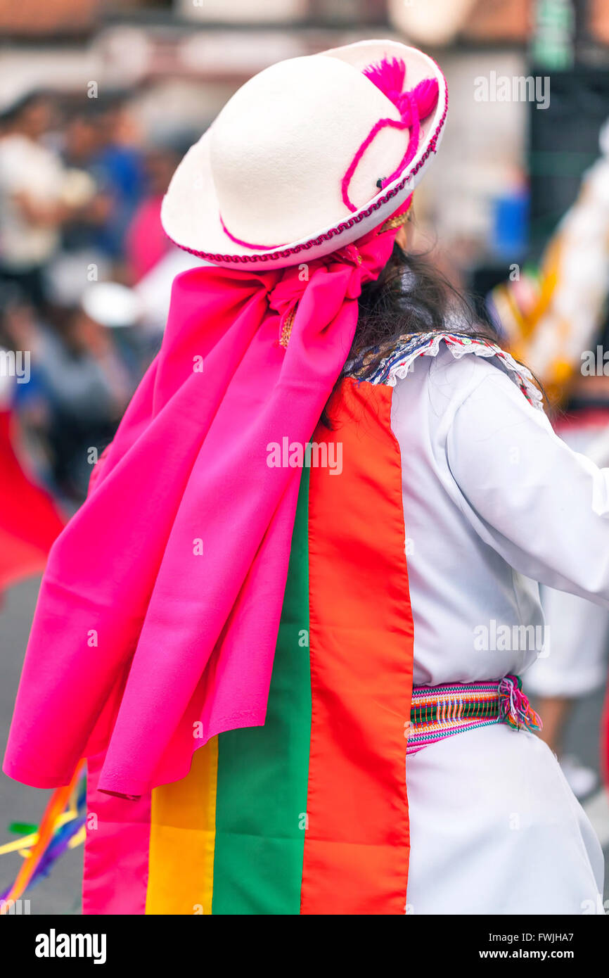 Orgogliosa donna indigena indossando un Folk tradizionale costume da Ecuador, Sud America Foto Stock