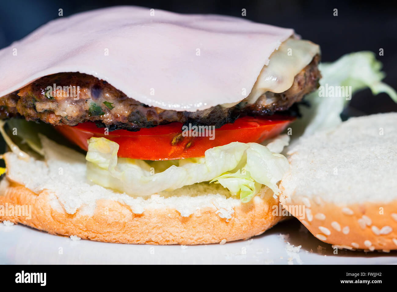 Close Up di deliziose Cheeseburger con bacon e lattuga Foto Stock