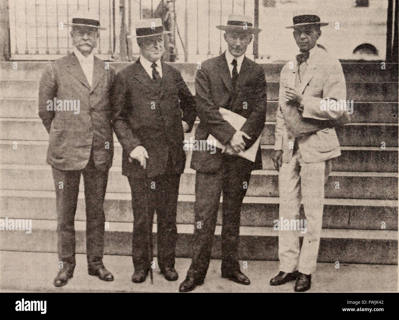 L'edizione 1912 della rivista Baltimore and Ohio Employees Magazine presenta aggiornamenti aziendali, risultati ottenuti dai dipendenti e il ruolo dei lavoratori nel successo della Baltimore and Ohio Railroad. Foto Stock