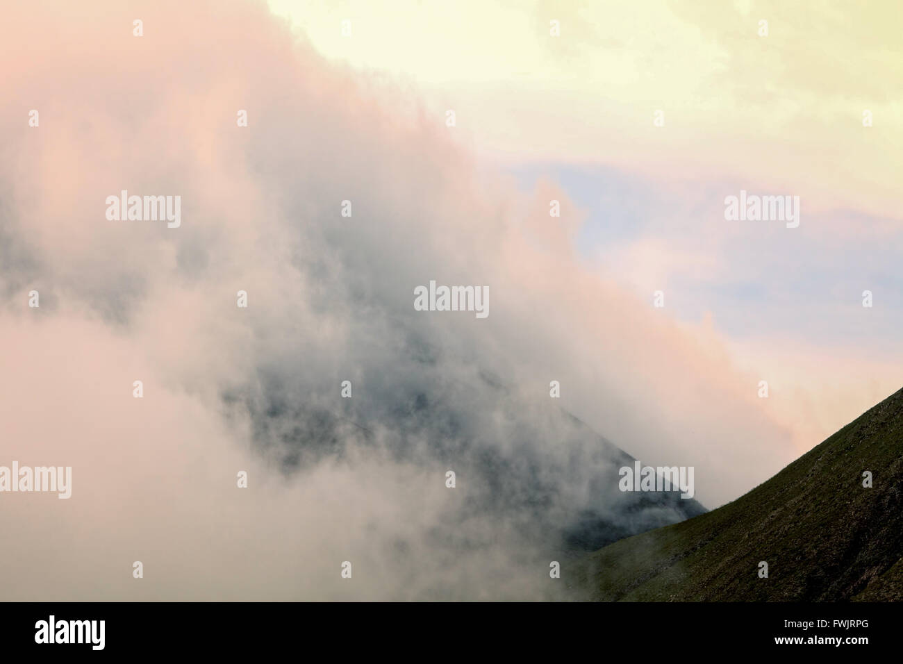Vulcano Tungurahua eruzione al tramonto, Ecuador, Sud America Foto Stock