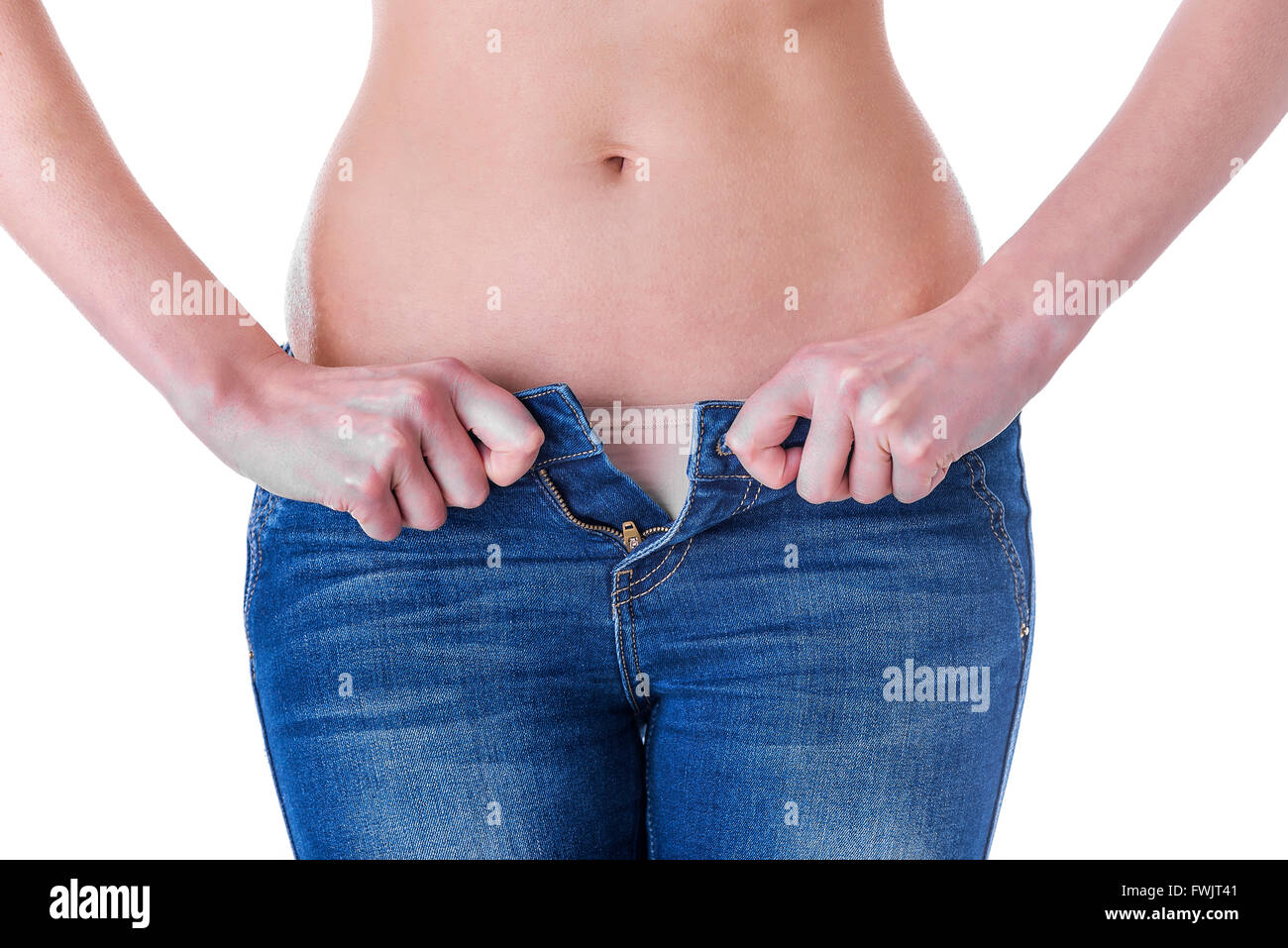 Donna indossa jeans di piccole dimensioni. Isolato su sfondo bianco. Foto Stock