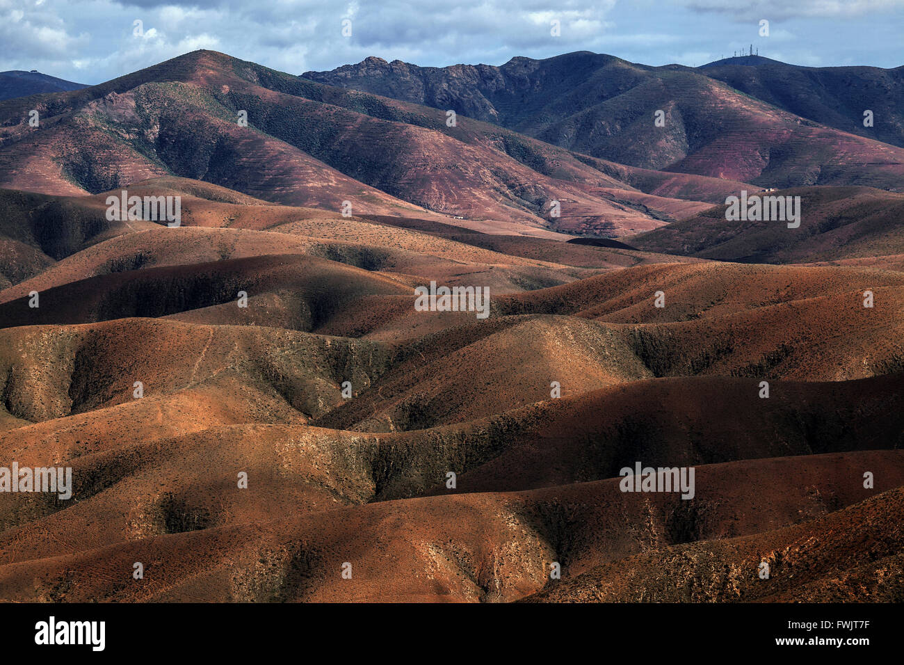 La vista dal Mirador de Astronómico Sicasumbre a nord sulle montagne brulle intorno a Pajara, Fuerteventura Foto Stock