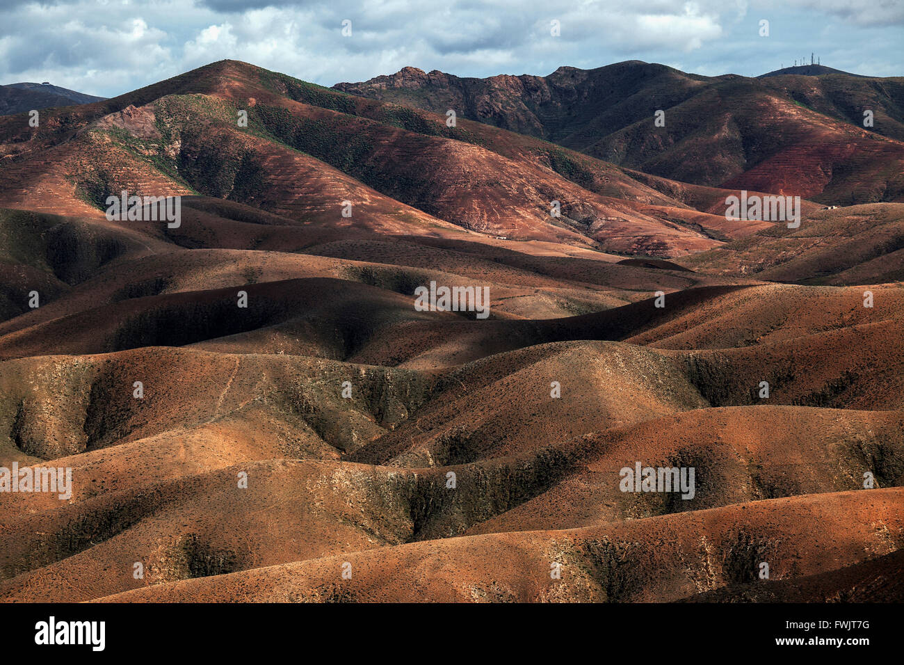 La vista dal Mirador de Astronómico Sicasumbre a nord sulle montagne brulle intorno a Pajara, Fuerteventura Foto Stock