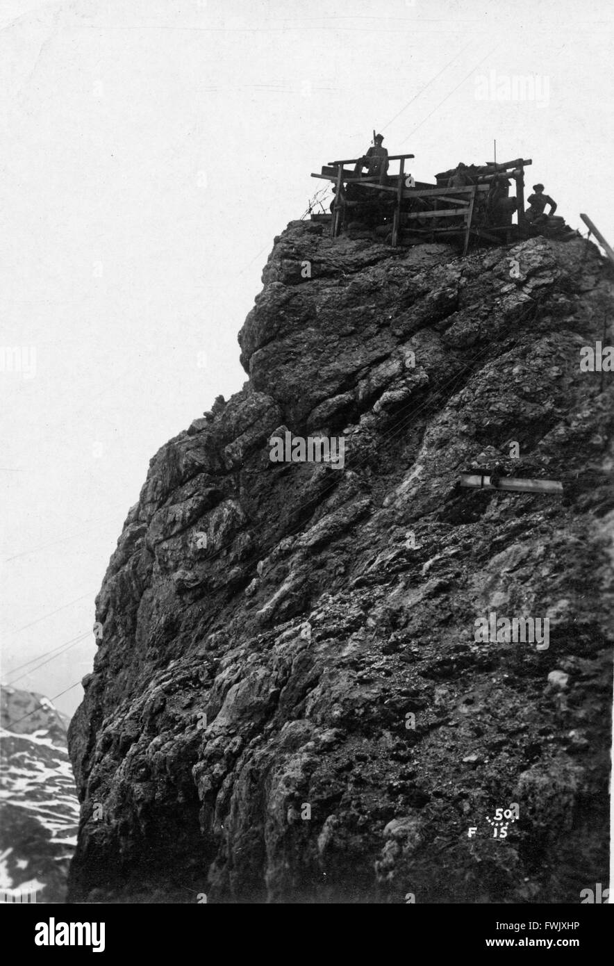Un WWI funivia stazione per l'esercito italiano arroccata su una roccia si affacciano sulle linee del fronte delle Alpi del Nord Italia, circa 1916. Foto Stock