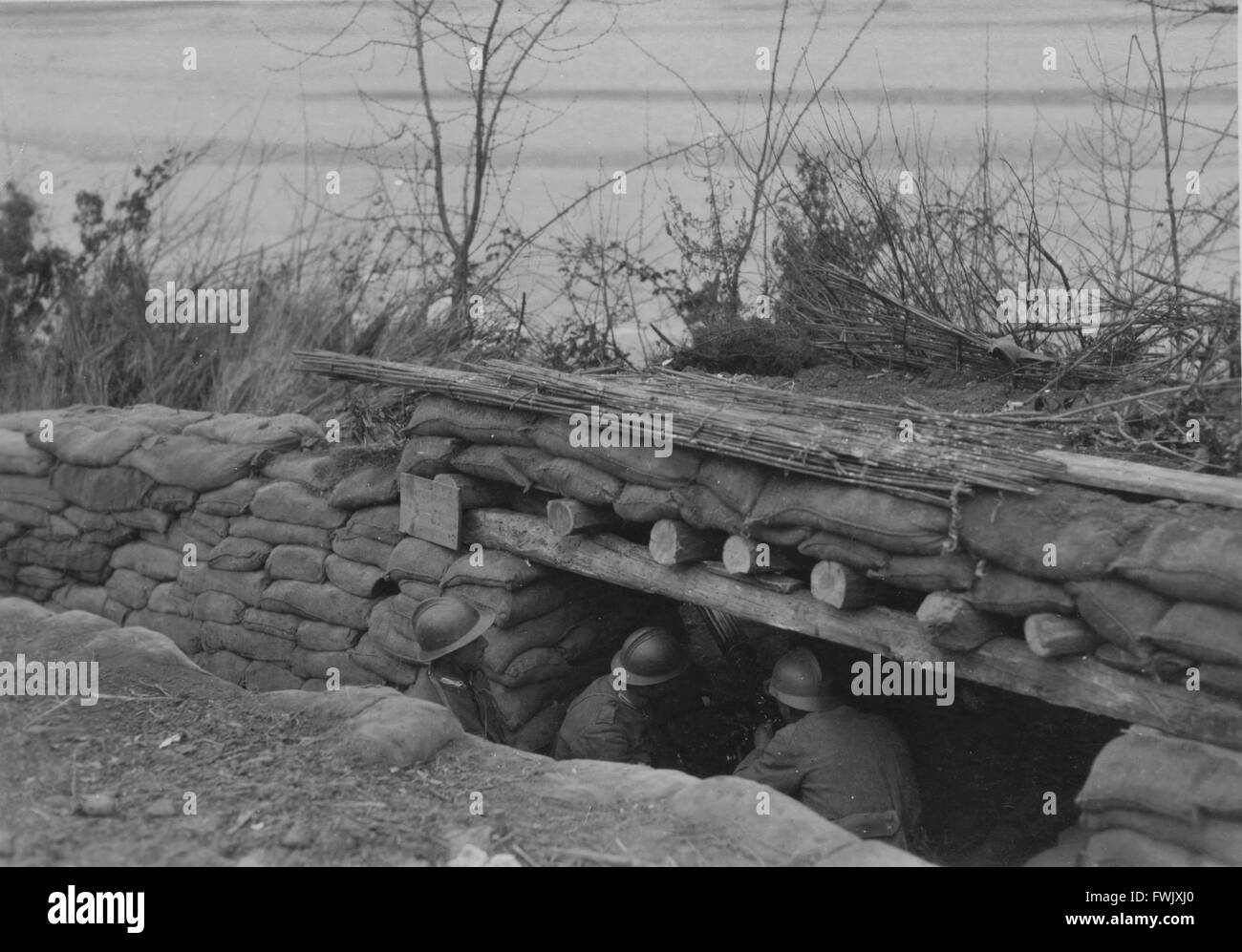 I soldati italiani uomo una mitragliatrice nest durante la prima guerra mondiale, circa 1916. Foto Stock