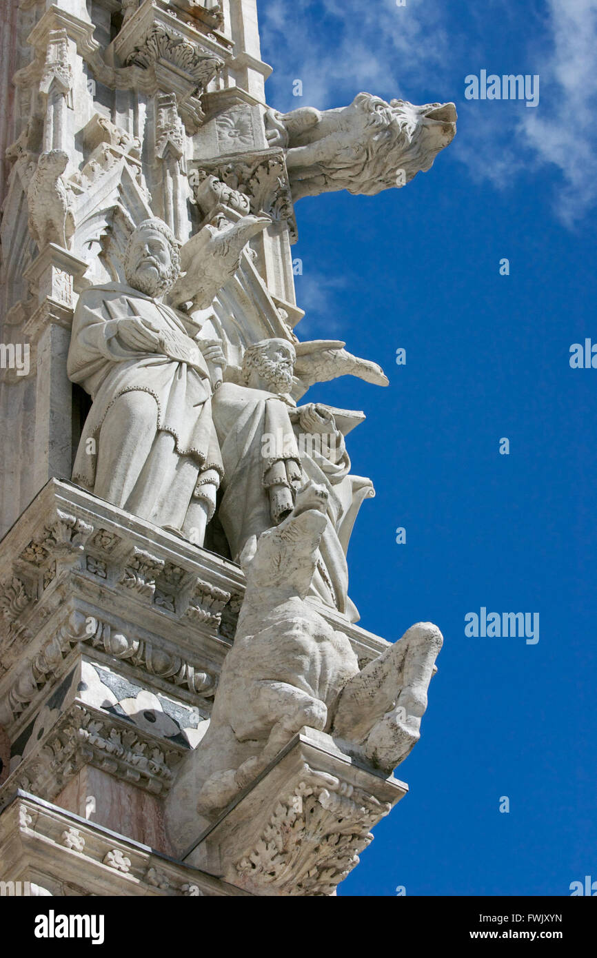 Facciata principale di Siena - Siena Cattedrale. Dettaglio di alcune sculture. Foto Stock