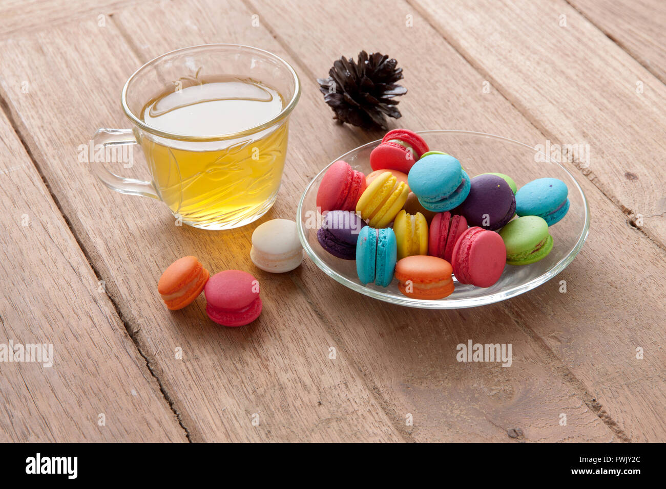 Colorate amaretto francese e tè su uno sfondo di legno Foto Stock