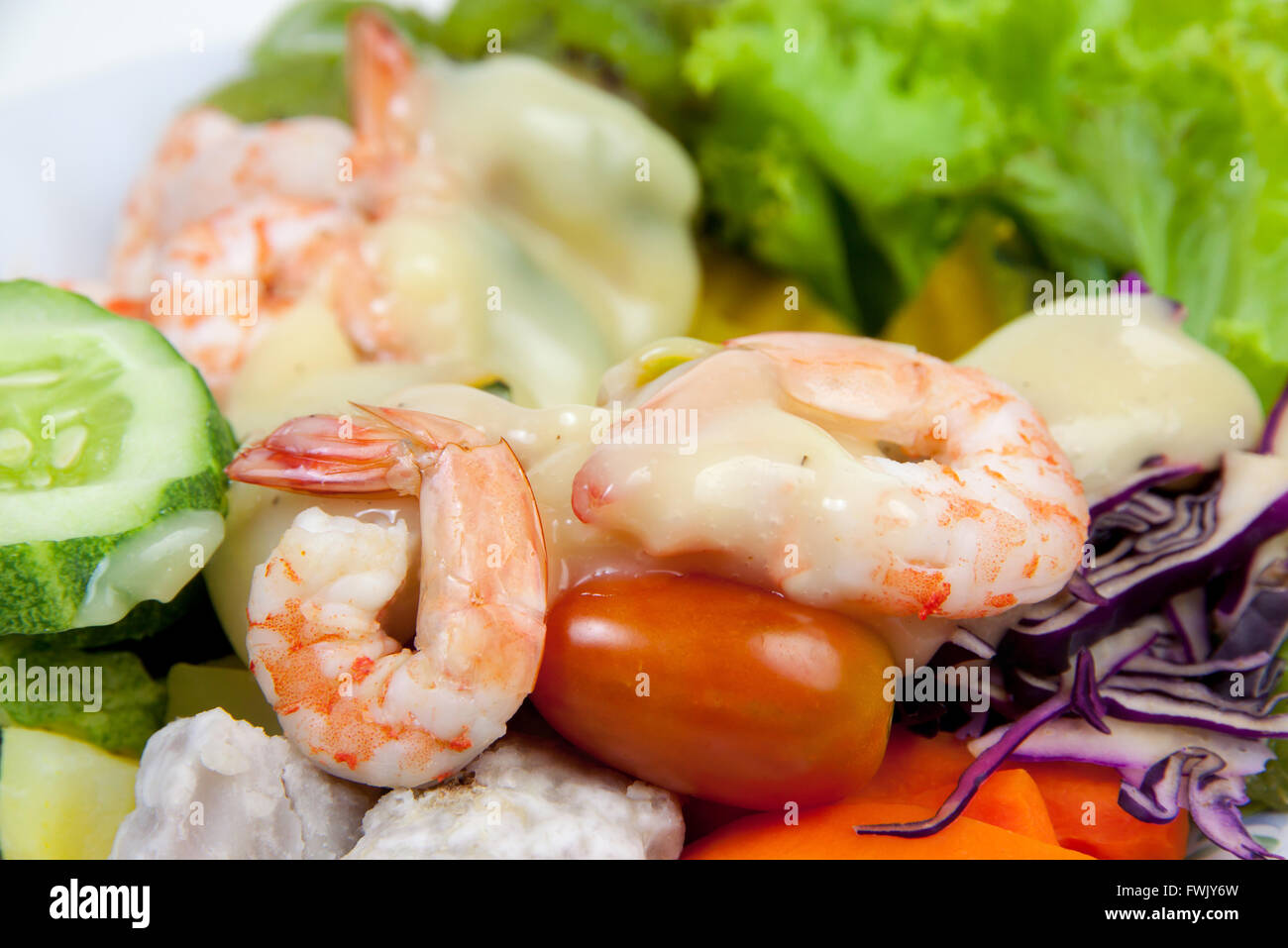 Closeup gamberi bolliti e frutta e verdura mettere condimento per insalata Foto Stock