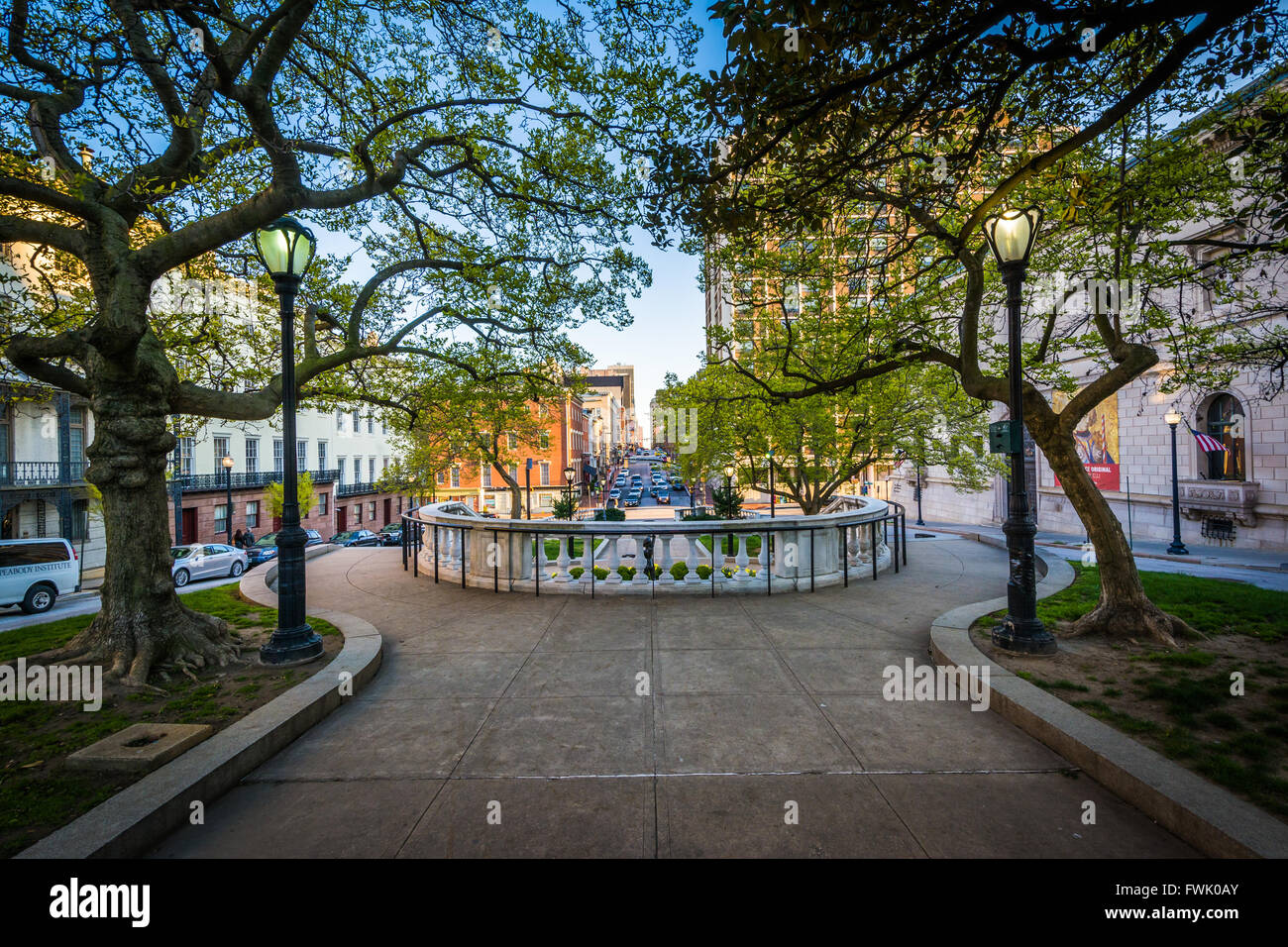 La passerella e gli alberi in un parco, in Mount Vernon, Baltimore, Maryland. Foto Stock