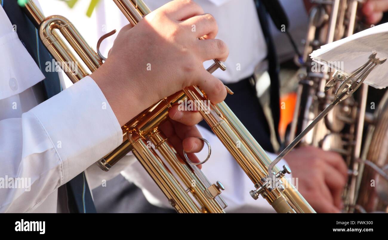 Immagine ritagliata del musicista suonare la tromba Foto Stock