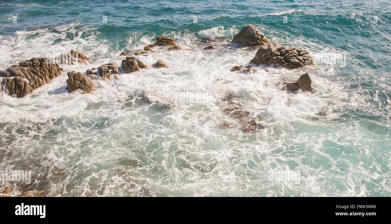 Rocce nell'acqua vorticoso Foto Stock