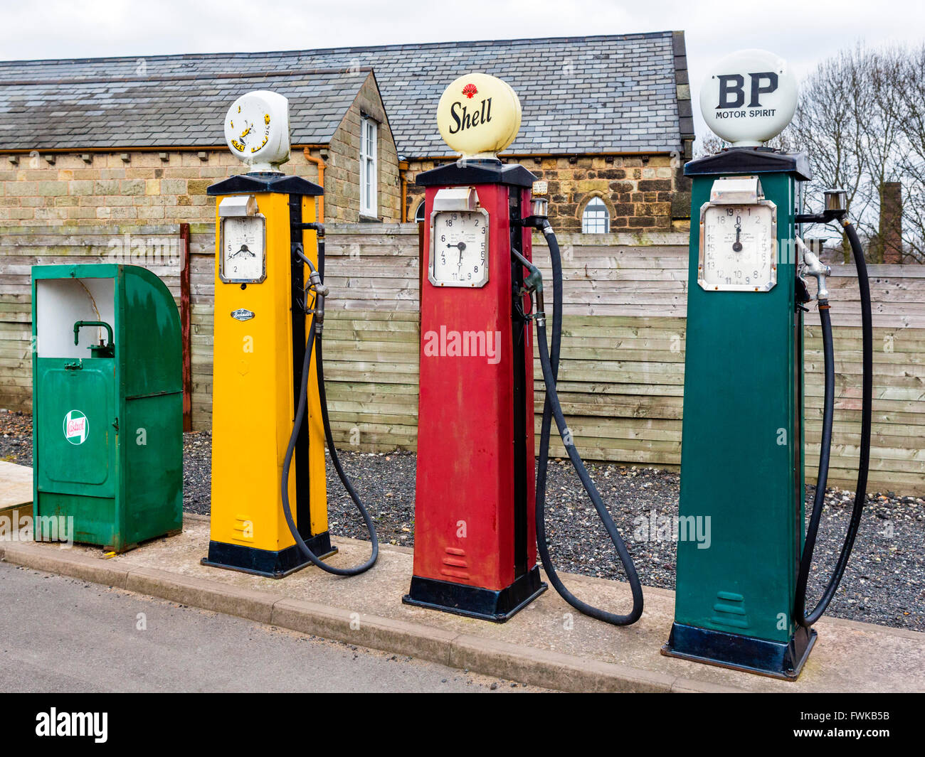 In vecchio stile le pompe di benzina in un garage nel Black Country Living Museum, Dudley, West Midlands, Regno Unito Foto Stock