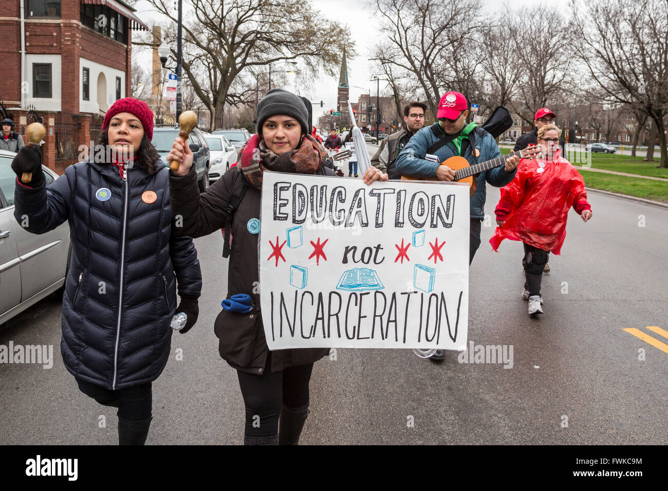Chicago - Chicago che colpisce gli insegnanti hanno marciato al Cook County Jail, esigente il finanziamento per le scuole, non carceri. Foto Stock