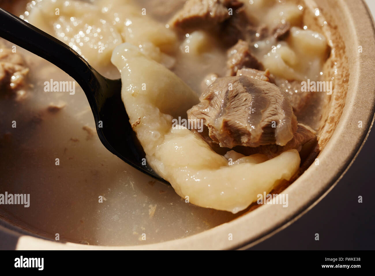 Navajo di carni di montone e di gnocco zuppa da un alimento carrello a Tuba City, Arizona, Stati Uniti d'America Foto Stock