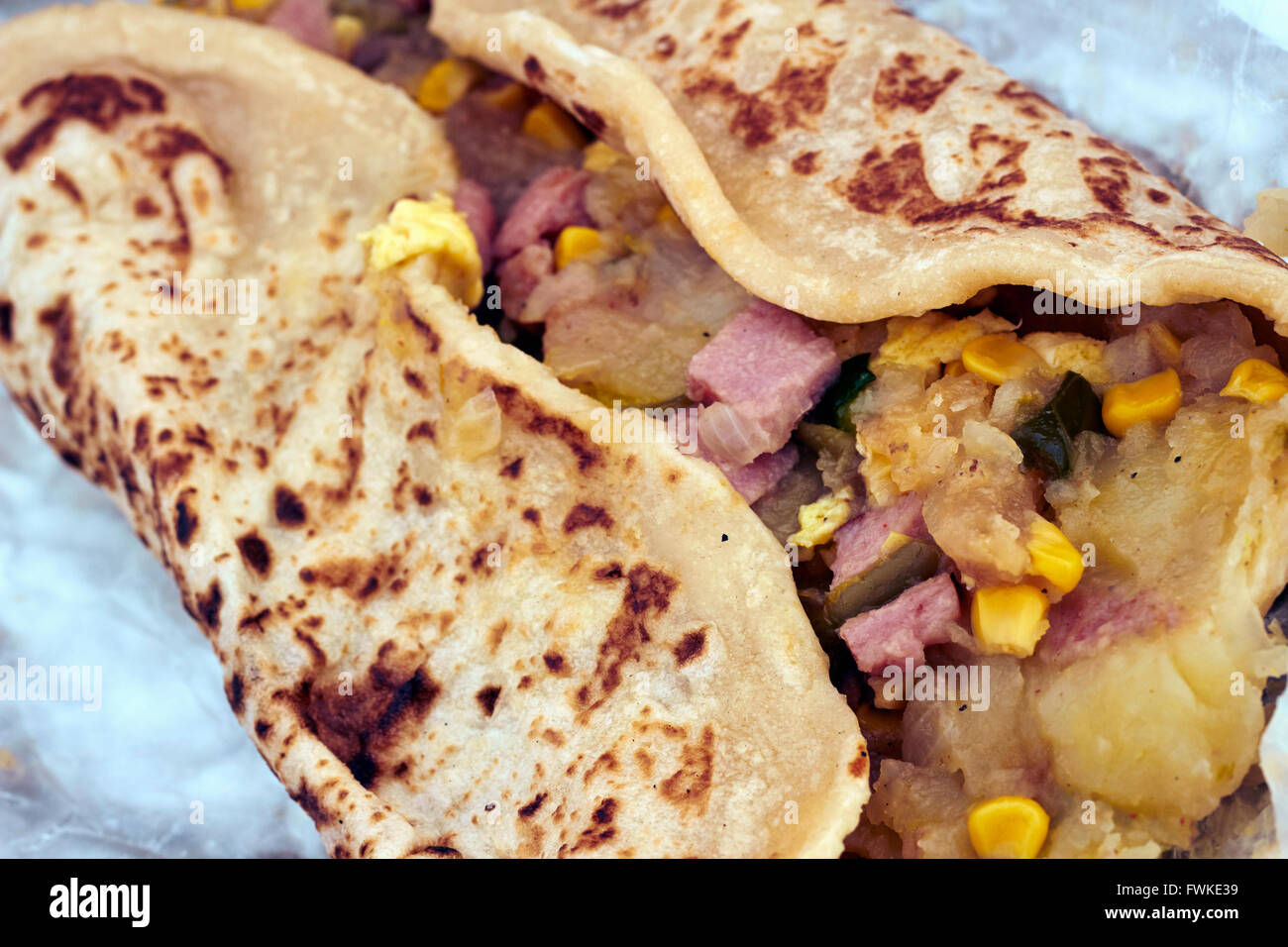 Navajo tradizionali burrito di uova, Spam, mais e patate su una tortilla di farina Foto Stock