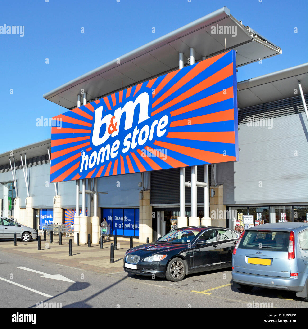 B&M Retail Ltd un business for home affari negozio logo segno di marca e l'ingresso al Lakeside parcheggio con parcheggio gratuito Thurrock Essex Inghilterra Regno Unito Foto Stock