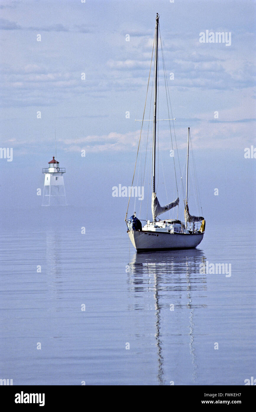 La barca a vela si trova all'ancora nel porto di Grand Marais sul lago Superior, Minnesota, USA Foto Stock