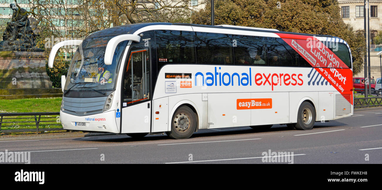 La National Express Coach aeroporti express il servizio di trasporto pubblico e accettazione di easyBus passeggeri & mostra badge disabili in Park Lane Londra Inghilterra REGNO UNITO Foto Stock