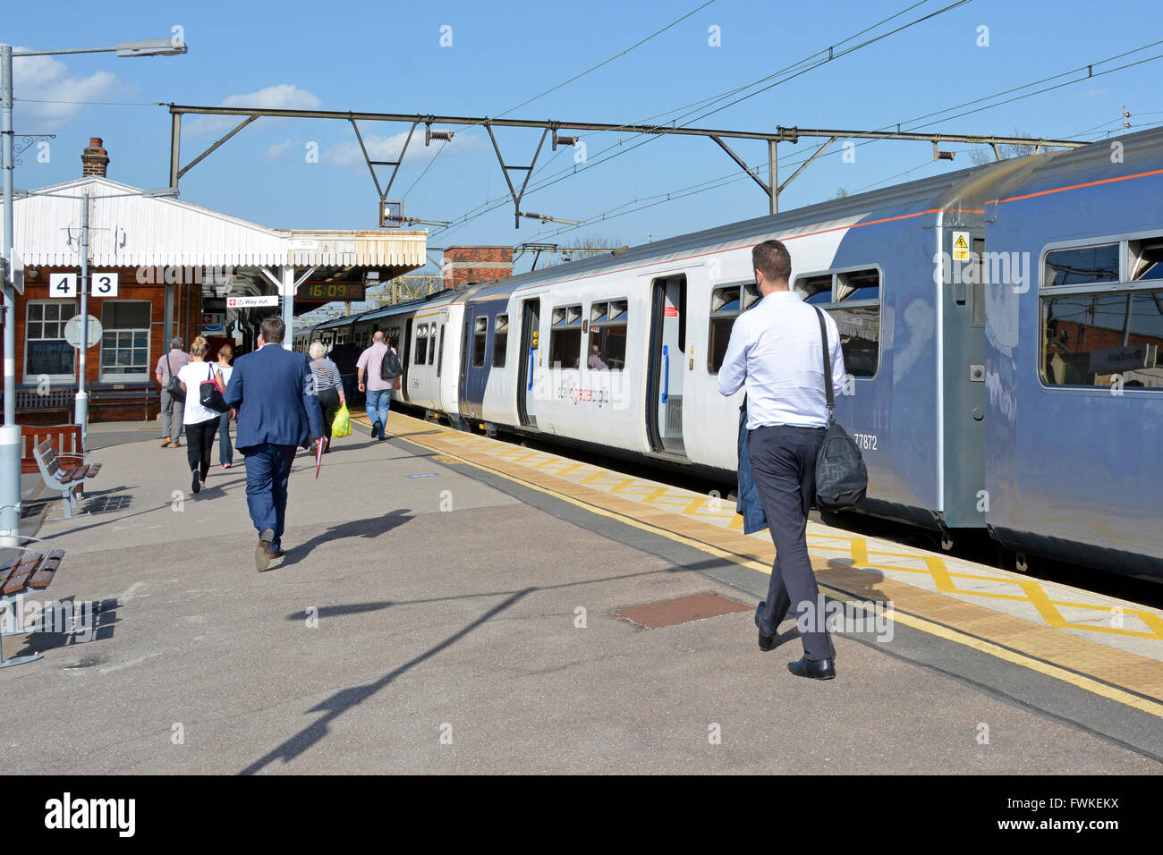 Abellio maggiore Anglia treni pendolari a Shenfield stazione ferroviaria con rampa di ritorno i passeggeri a piedi lungo la piattaforma England Regno Unito Foto Stock
