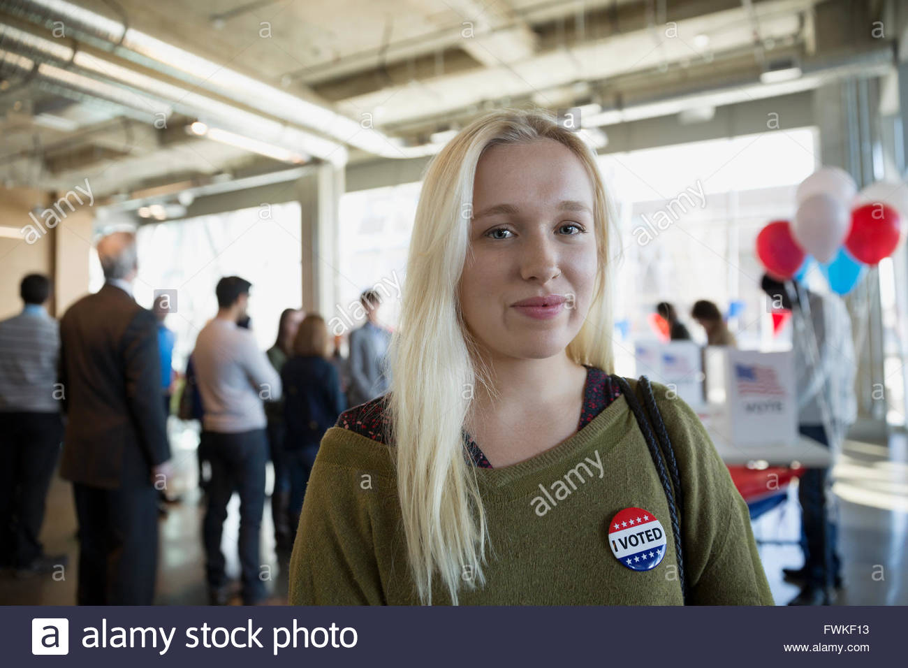 Ritratto fiducioso giovane donna elettore al posto di polling Foto Stock