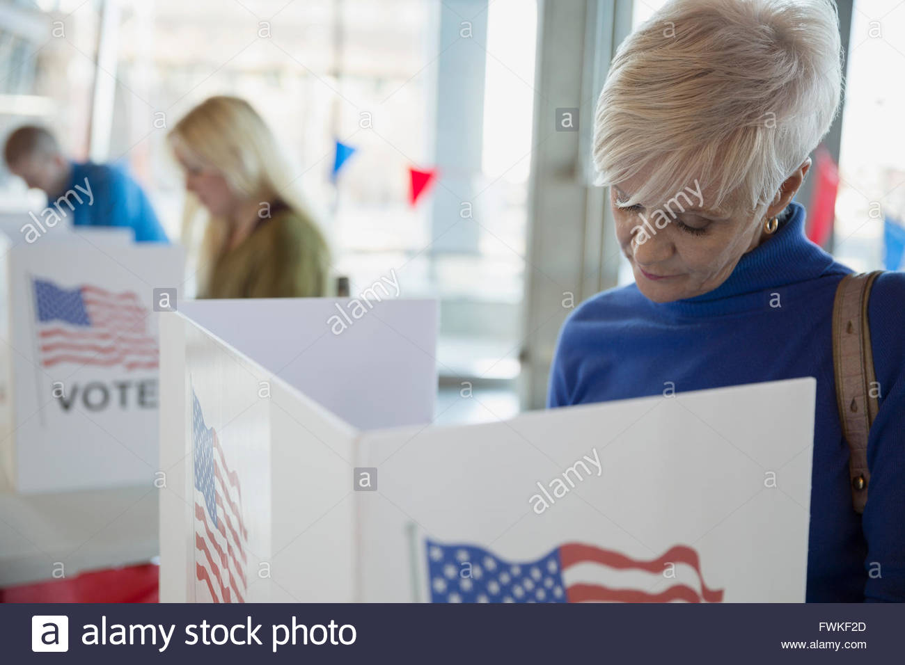 Donna in cabina di voto al posto di polling Foto Stock