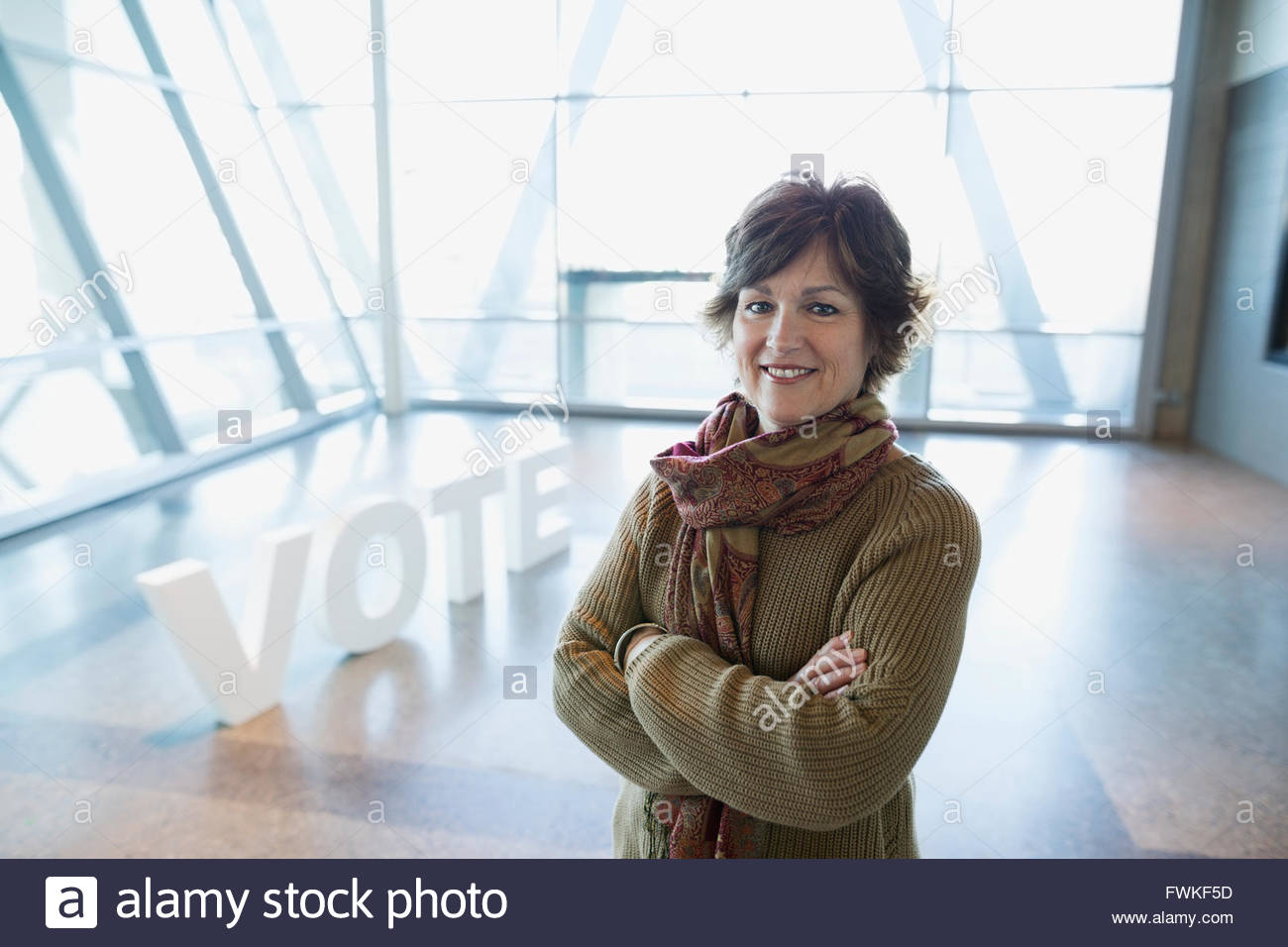 Ritratto di donna sorridente vicino a votare il testo Foto Stock