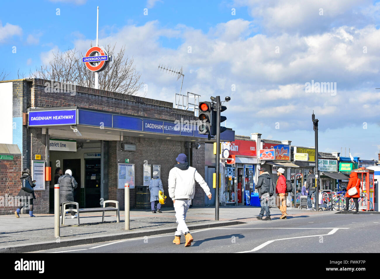 Dagenham Heathway stazione della metropolitana di Londra ingresso sul ponte della strada che porta al di sopra della linea District & arresto non C2C di Fenchurch Street England Regno Unito Foto Stock
