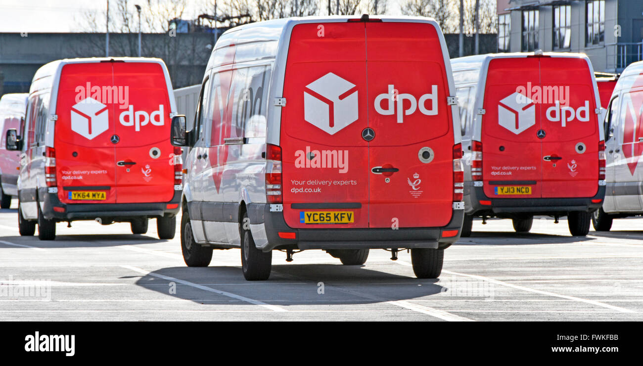 Dpd parcel delivery furgoni parcheggiati nel fissare lo smistamento e la distribuzione di trasporto del veicolo depot Dagenham East London Inghilterra England Regno Unito Foto Stock
