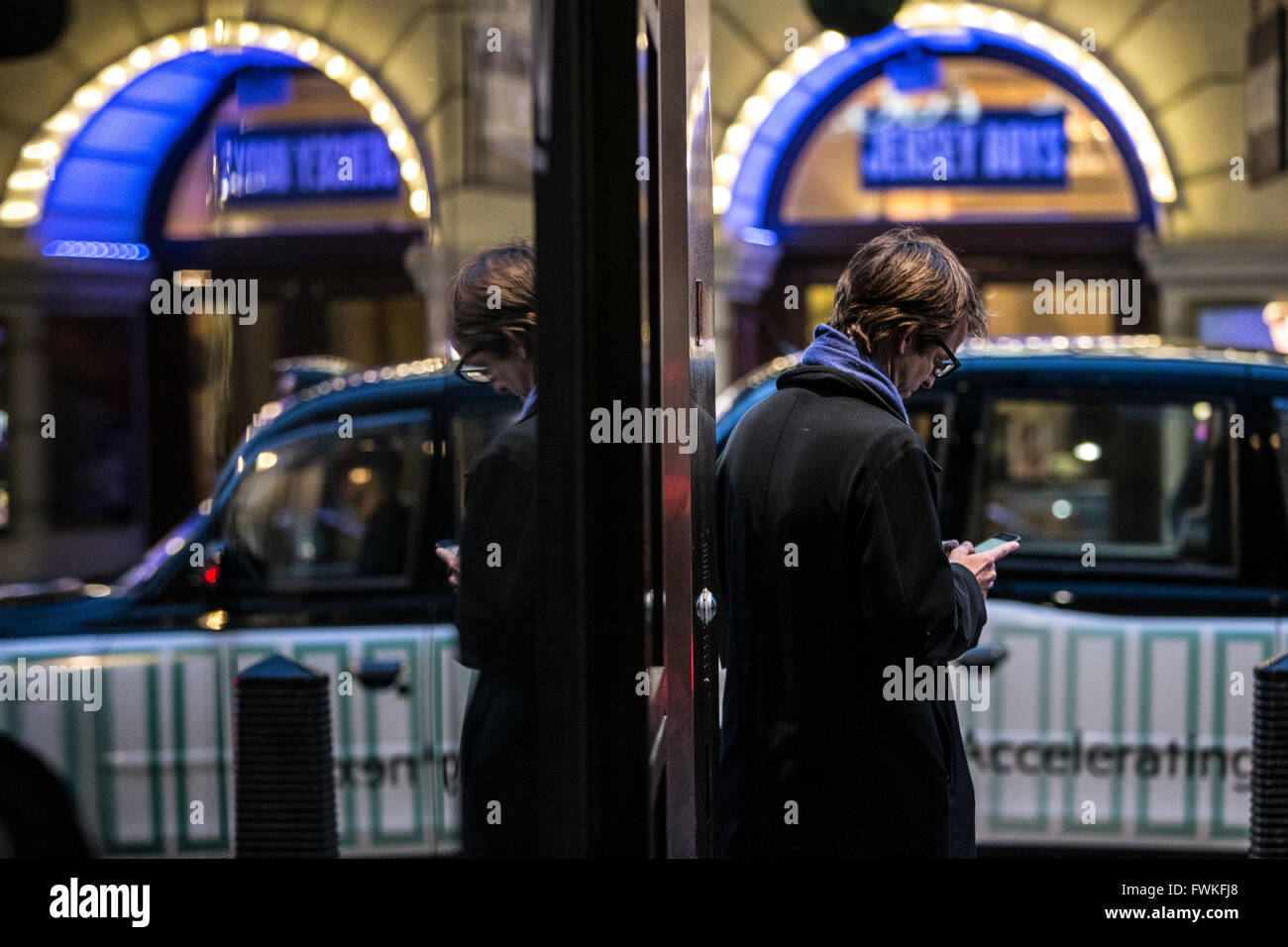 La riflessione in una finestra, central London Theatre District, passando con taxi, uomo su un telefono, jersey boys Foto Stock