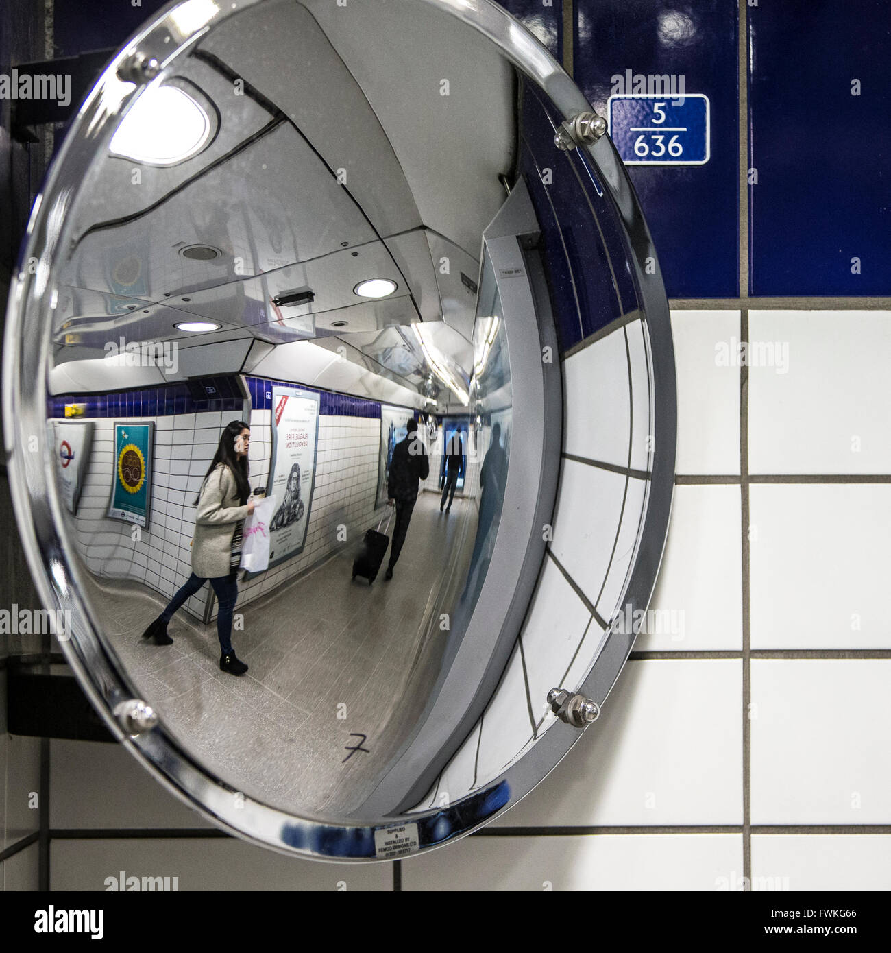 Specchio di sicurezza la metropolitana di Londra Foto stock - Alamy
