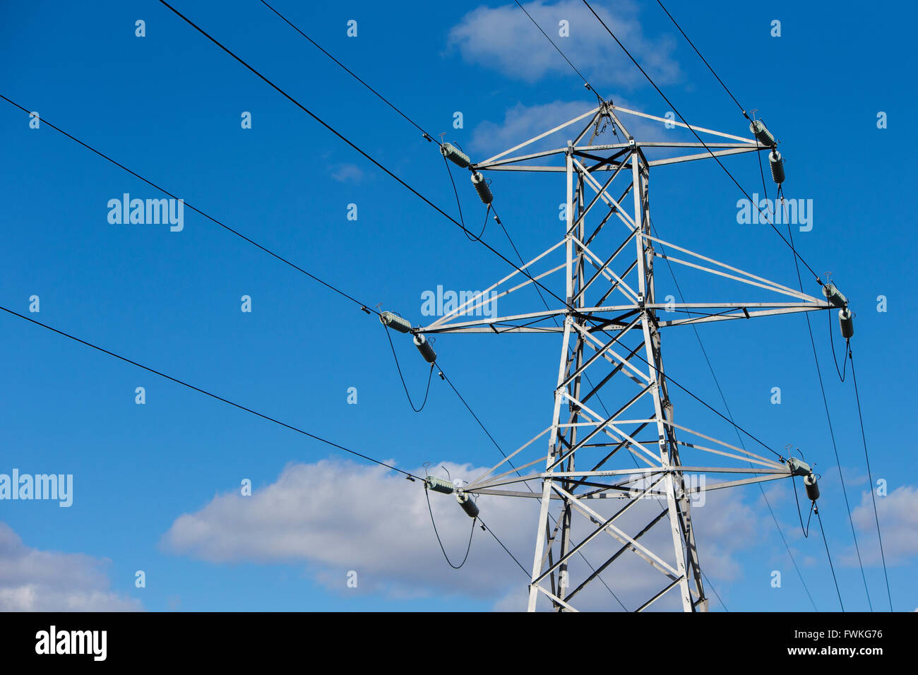 Pilone dell contro un cielo blu Foto Stock