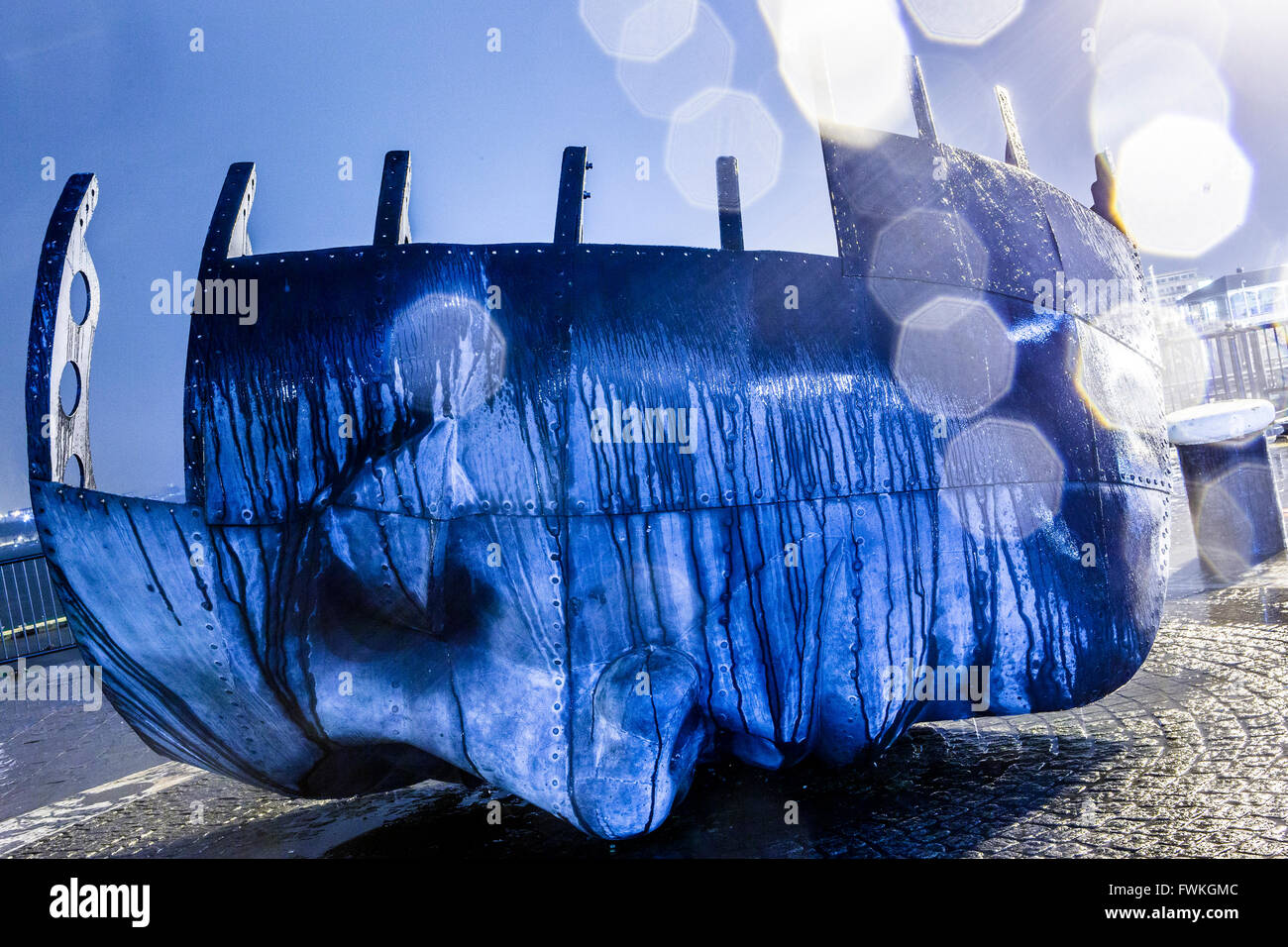 I marittimi mercantili' War Memorial, la Baia di Cardiff, Galles, sera, pioggia Foto Stock