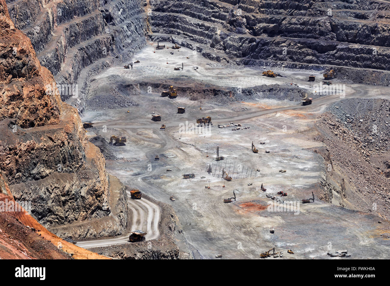 Nel profondo del super pit miniera d'oro di Kalgoorlie in Australia Occidentale. Big exavators, autocarri e altri macchinari sembrano piccole Foto Stock