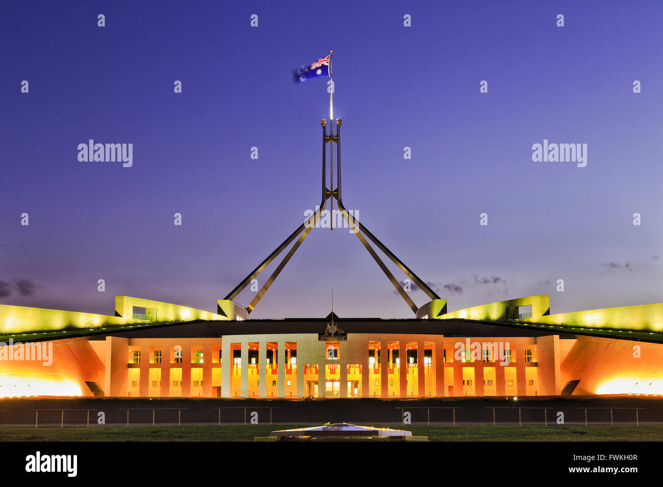 Edificio del Parlamento su Capitol Hill a Canberra - facciata, ingresso e colonne illuminato con altezza montante e il pennone sul Foto Stock