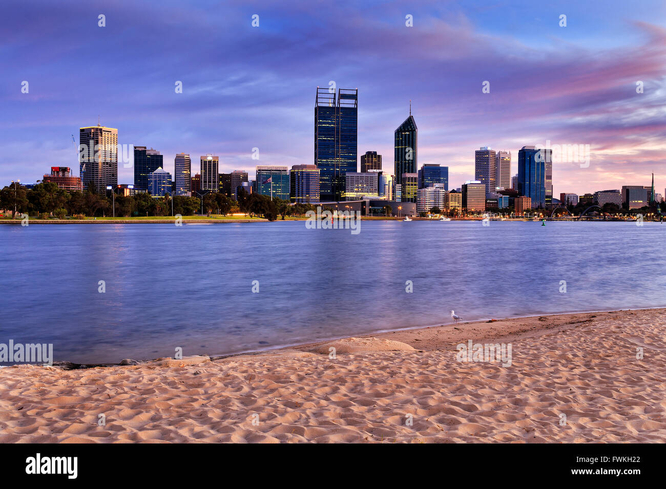 Spiaggia di sabbia per la città di Perth CBD all'alba quando ancora nessuno attorno e calma acqua scorre nel fiume Swan. Foto Stock