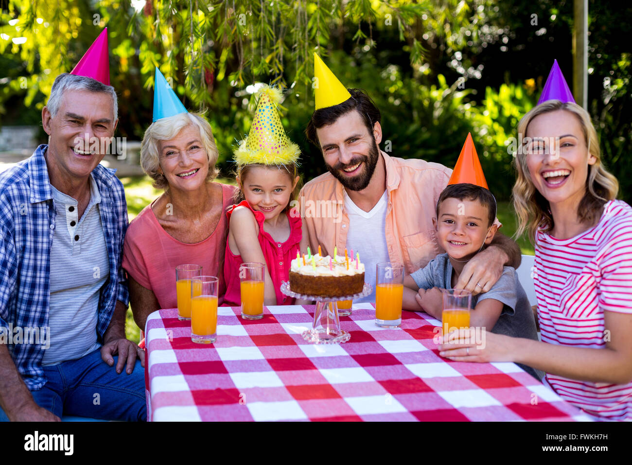 Multi-generazione famiglia godendo al compleanno in cantiere Foto Stock