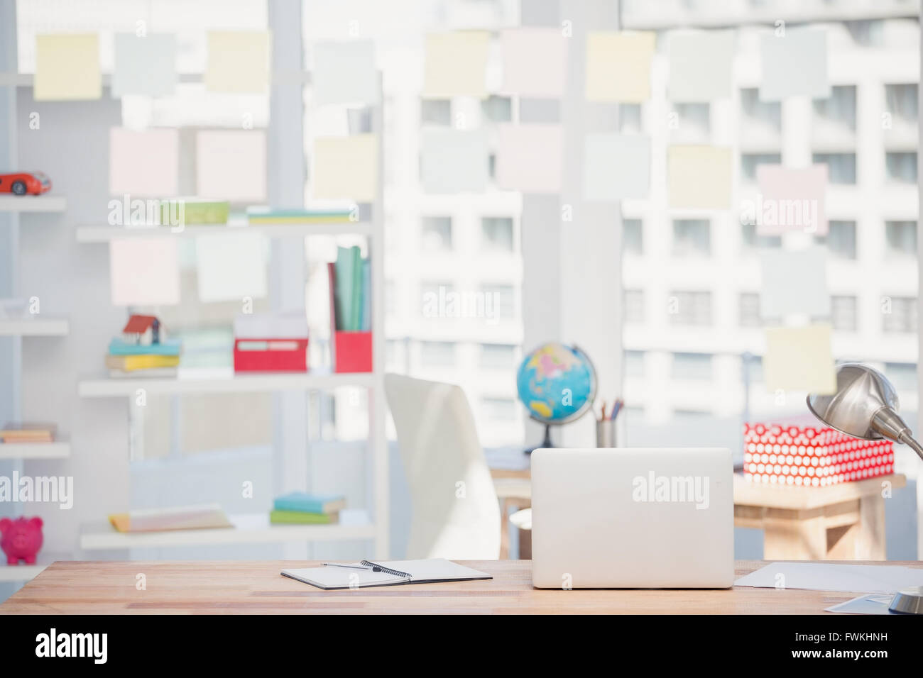 Vista di ufficio interno con una nota adesiva sulla finestra Foto Stock