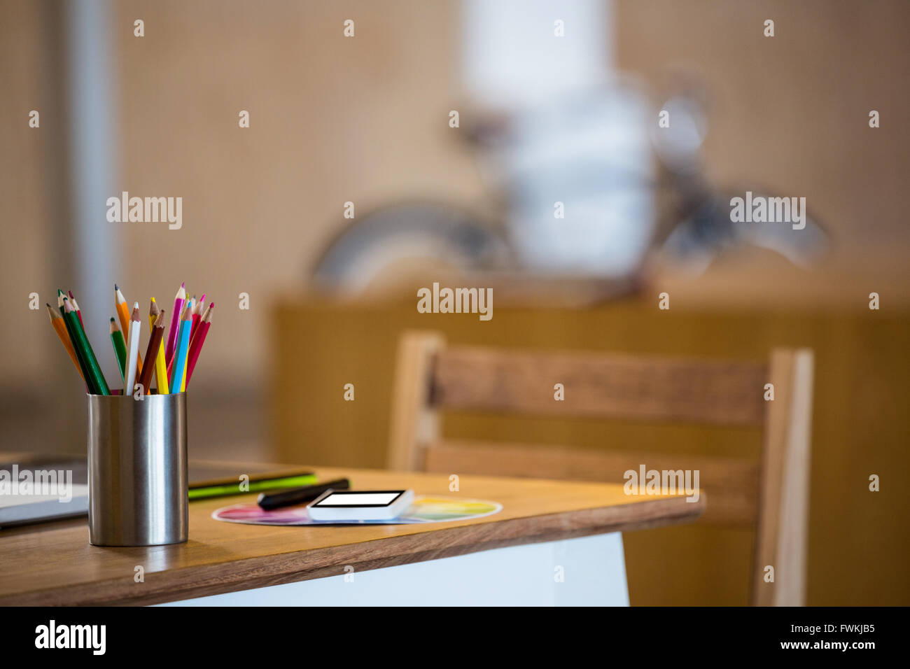 Cancelleria per ufficio e multi dispositivo alla scrivania Foto Stock
