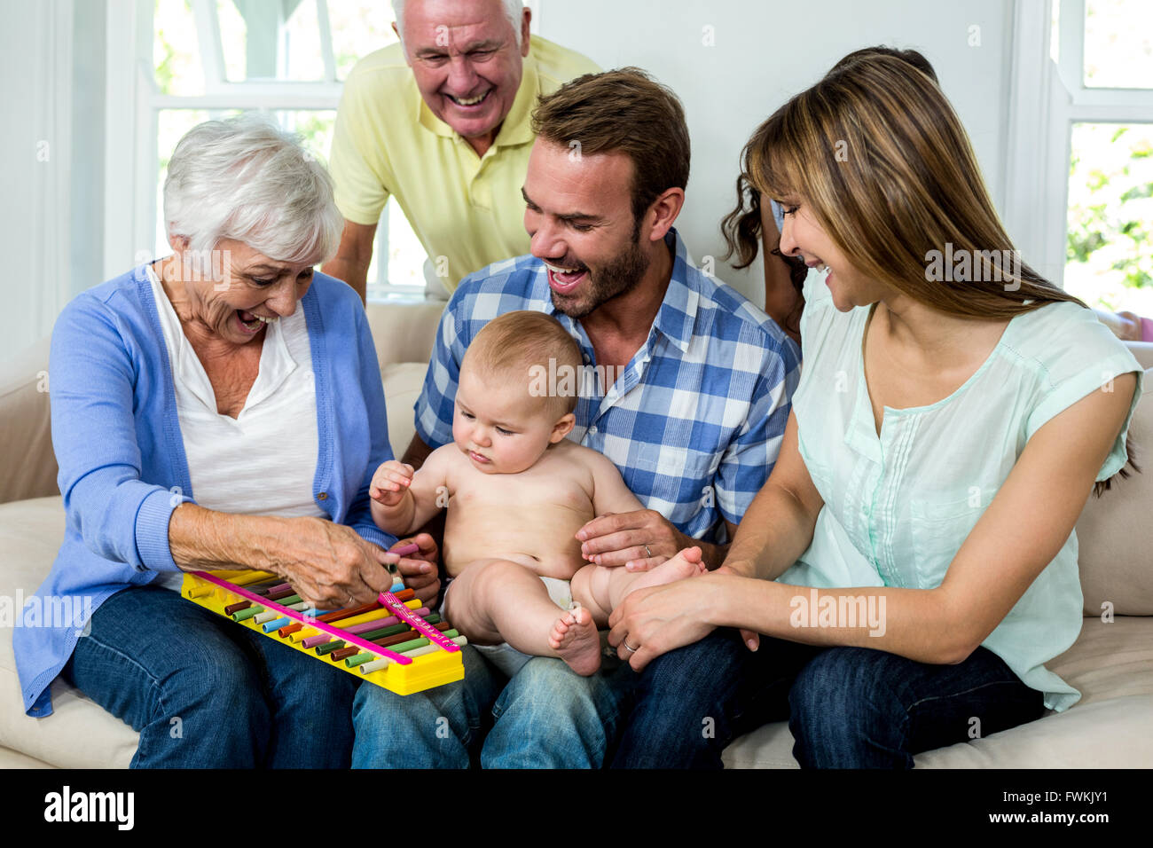 Multi-generazione famiglia mostra xilofono per baby boy Foto Stock