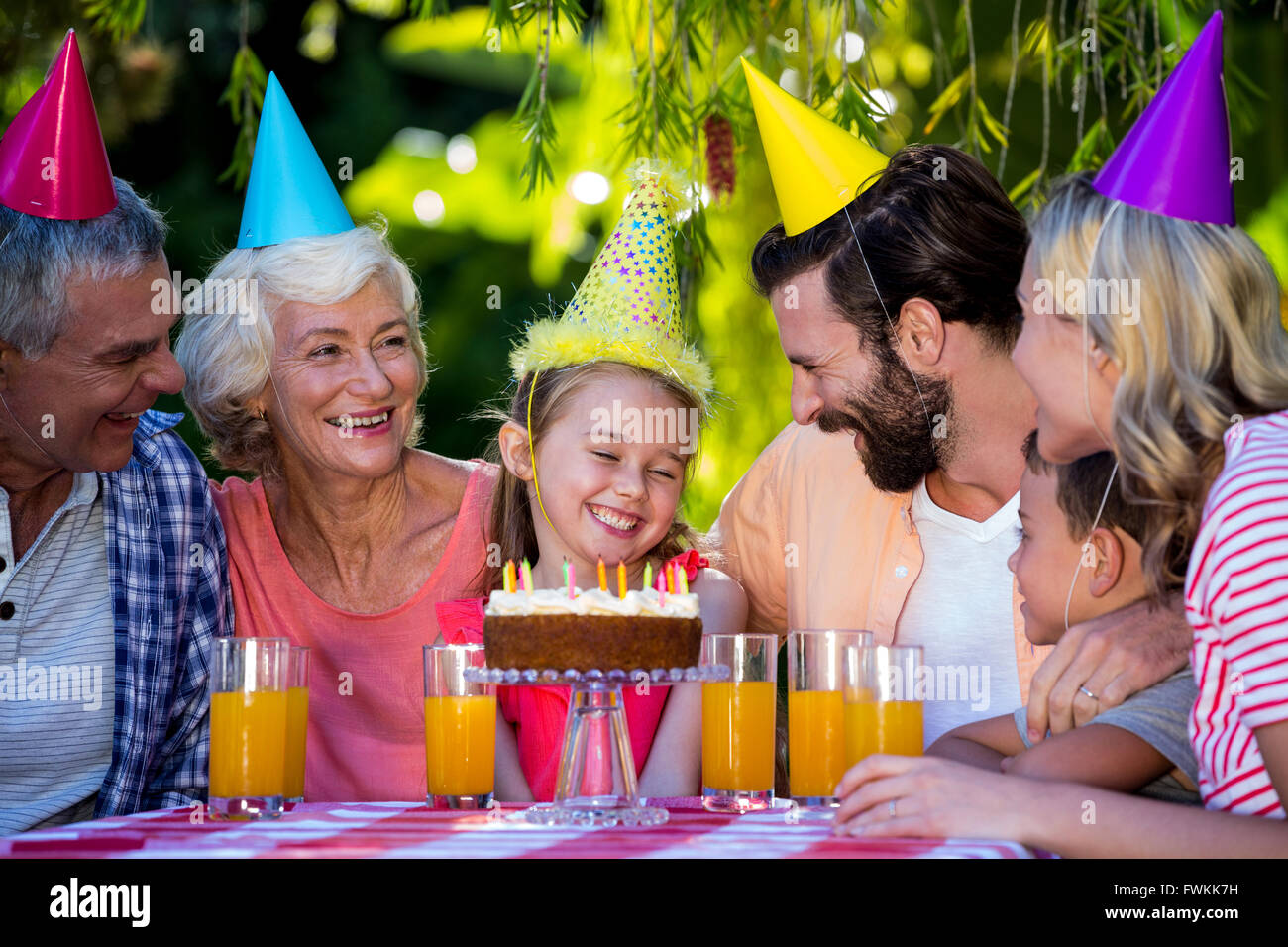 Famiglia festeggia il compleanno della ragazza in cantiere Foto Stock